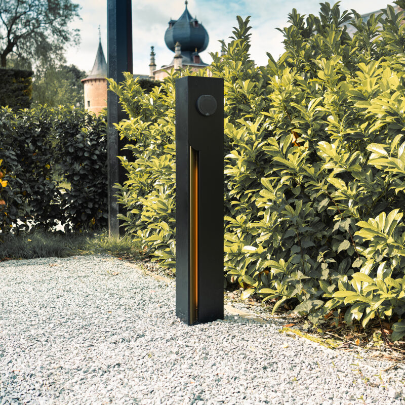 DSC 1179 Veton Two charging station on a gravel path at Cleydael Golf & Country Club, hedge and castle turret behind.
